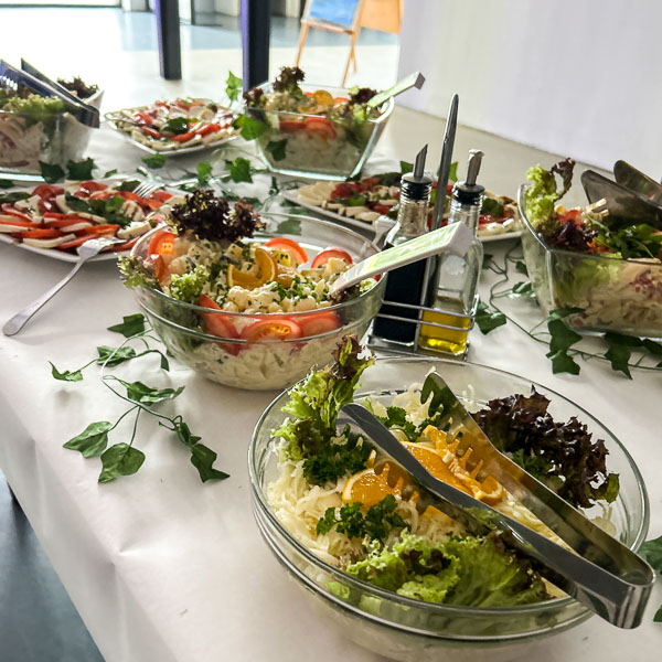 Großes Salatbuffet auf dem Sommerfest