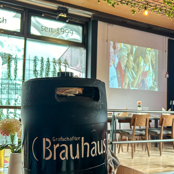 Frisches Bier + EM Spiel auf der Leinwand